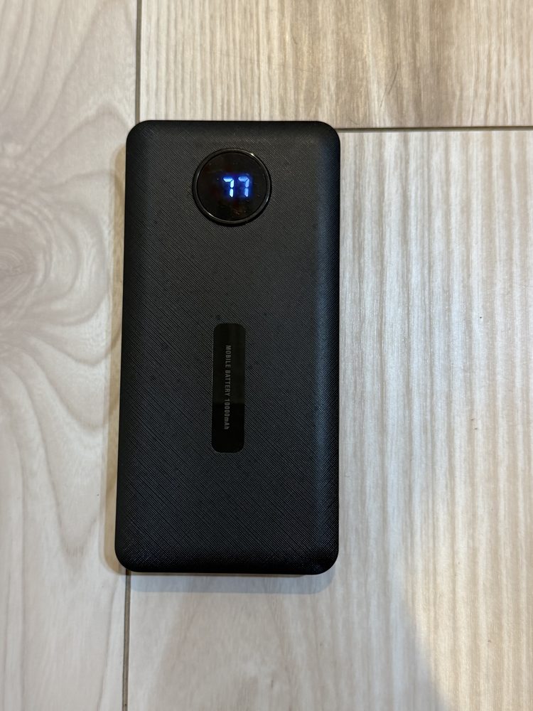 付属の黒いモバイルバッテリー。MOBILE BATTERY 10000mAhと印字されている