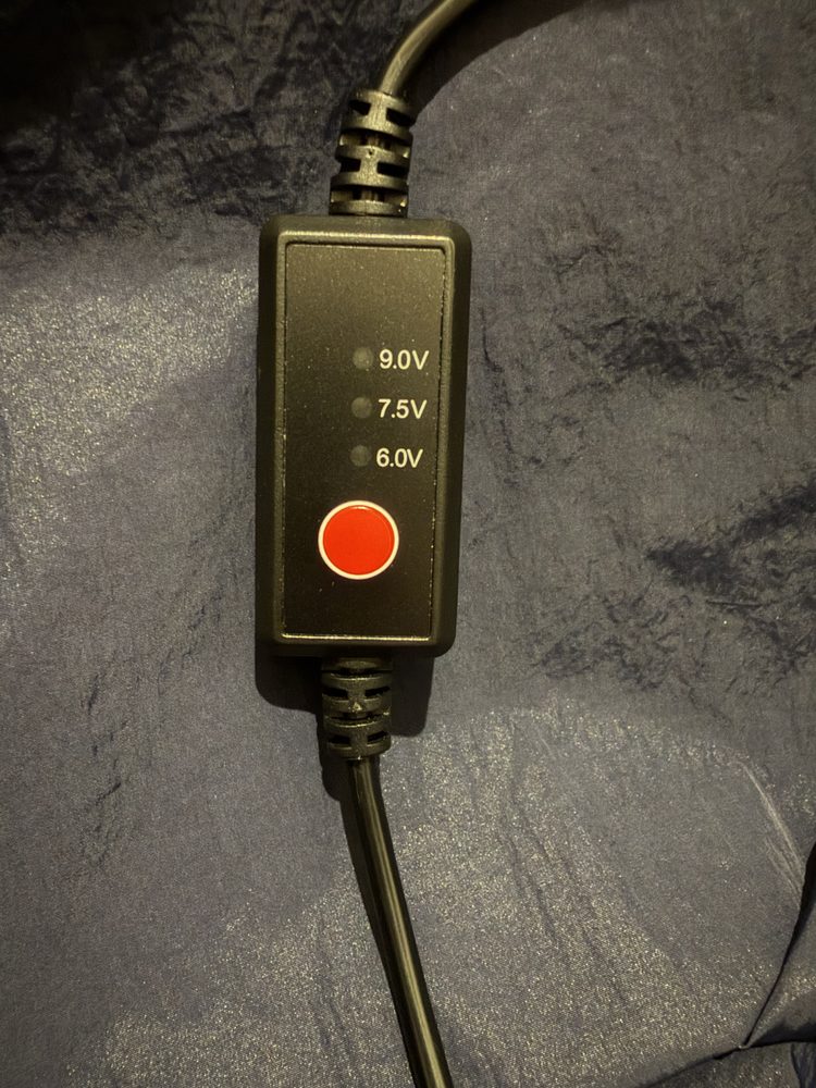 ケーブルの途中にある操作スイッチ。9.0V、7.5V、6.0Vの表示と赤いボタンがある