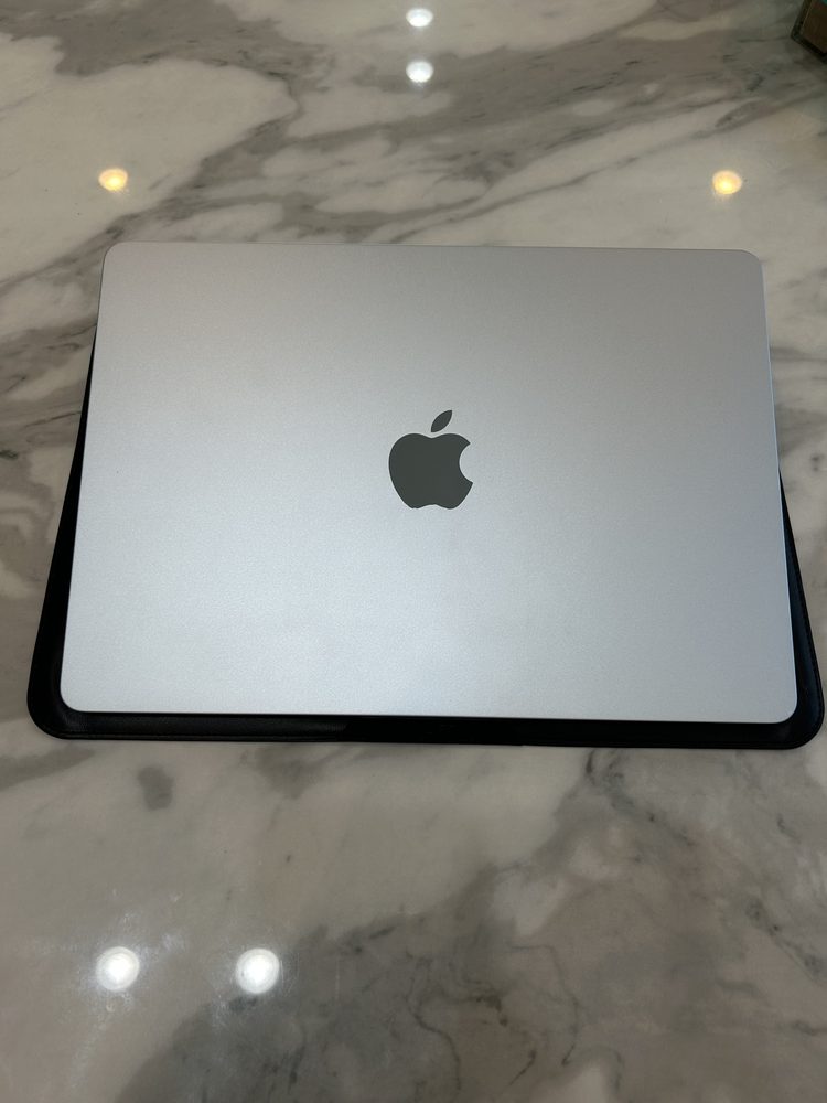 閉じた状態のMacBook Air（M4）スカイブルー。天板にAppleのロゴ