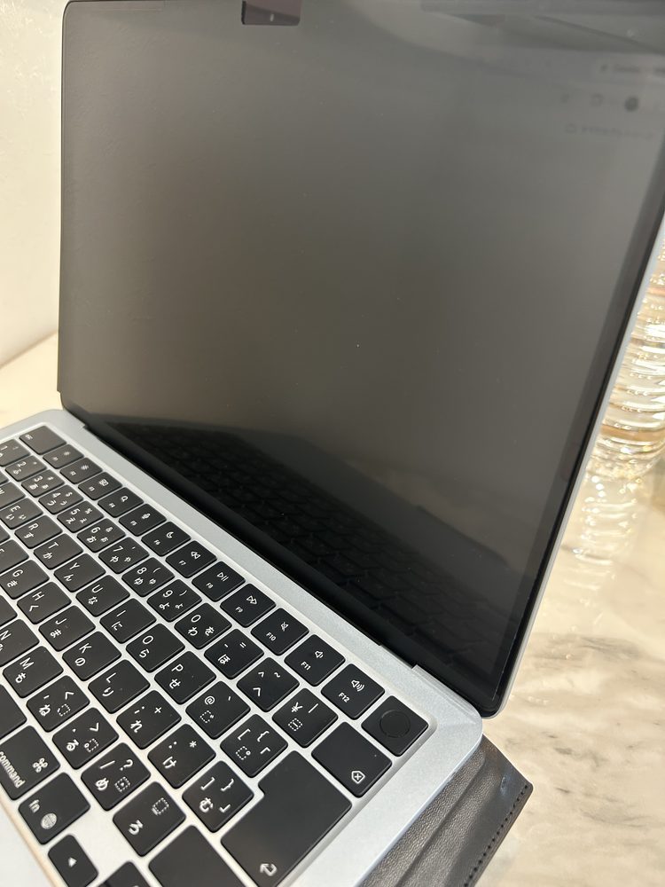 覗き見防止フィルターを付けたMacBookの画面を斜め横から見たところ。画面がほぼ黒く見える